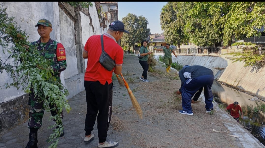 Tanamkan Sifat Gotong Royong Dan Saling Membantu, Babinsa Gilingan Pelopori Kerja Bakti Pembersihan Lingkungan