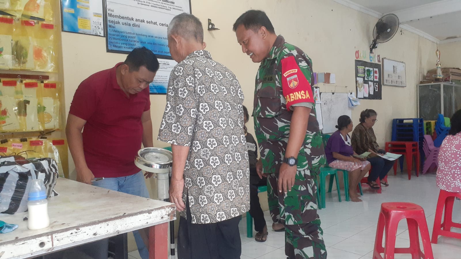 Dampingi Posyandu, Bukti Nyata Babinsa Gandekan Peduli Kesehatan Warganya Terutama Lansia