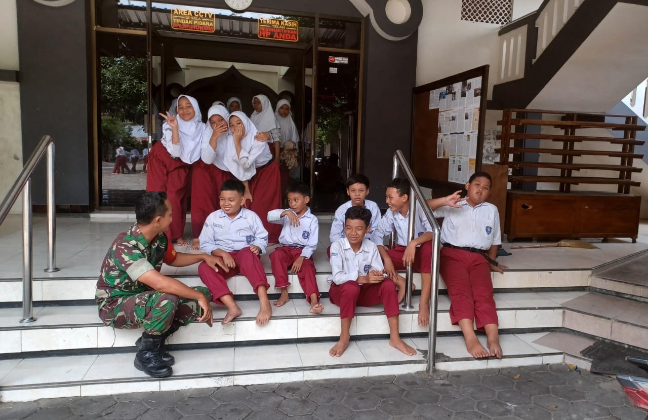 Berkunjung Ke SD Muhamadiyah 8 Surakarta, Babinsa Berikan Motivasi Dan Perkenalkan Profesi TNI