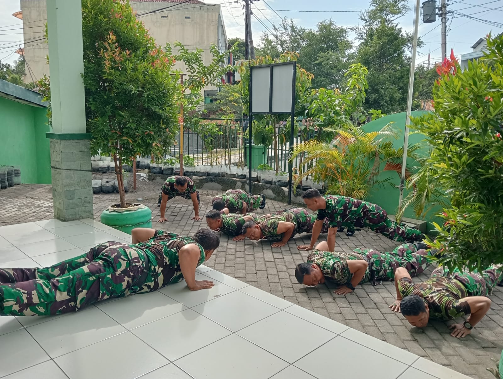 Jum’at Sehat, Koramil 04/Jebres Genjot Stamina Fisik Dengan Senam Pagi