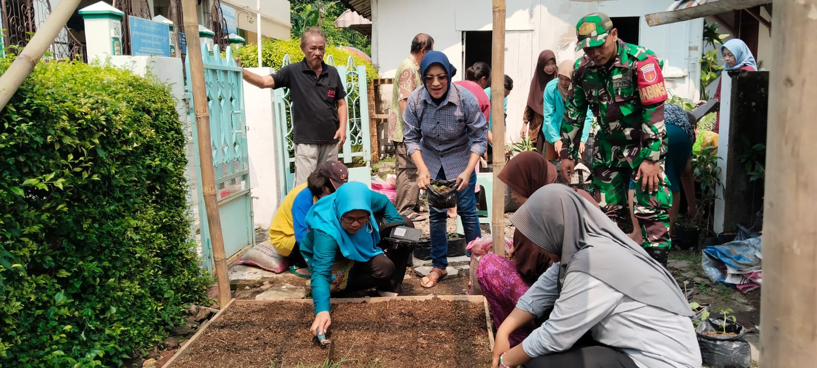 Wujudkan Ketahanan Pangan, Babinsa Koramil 05/Pasar Kliwon Berikan Motivasi Kepada Kelompok Tani Wanita