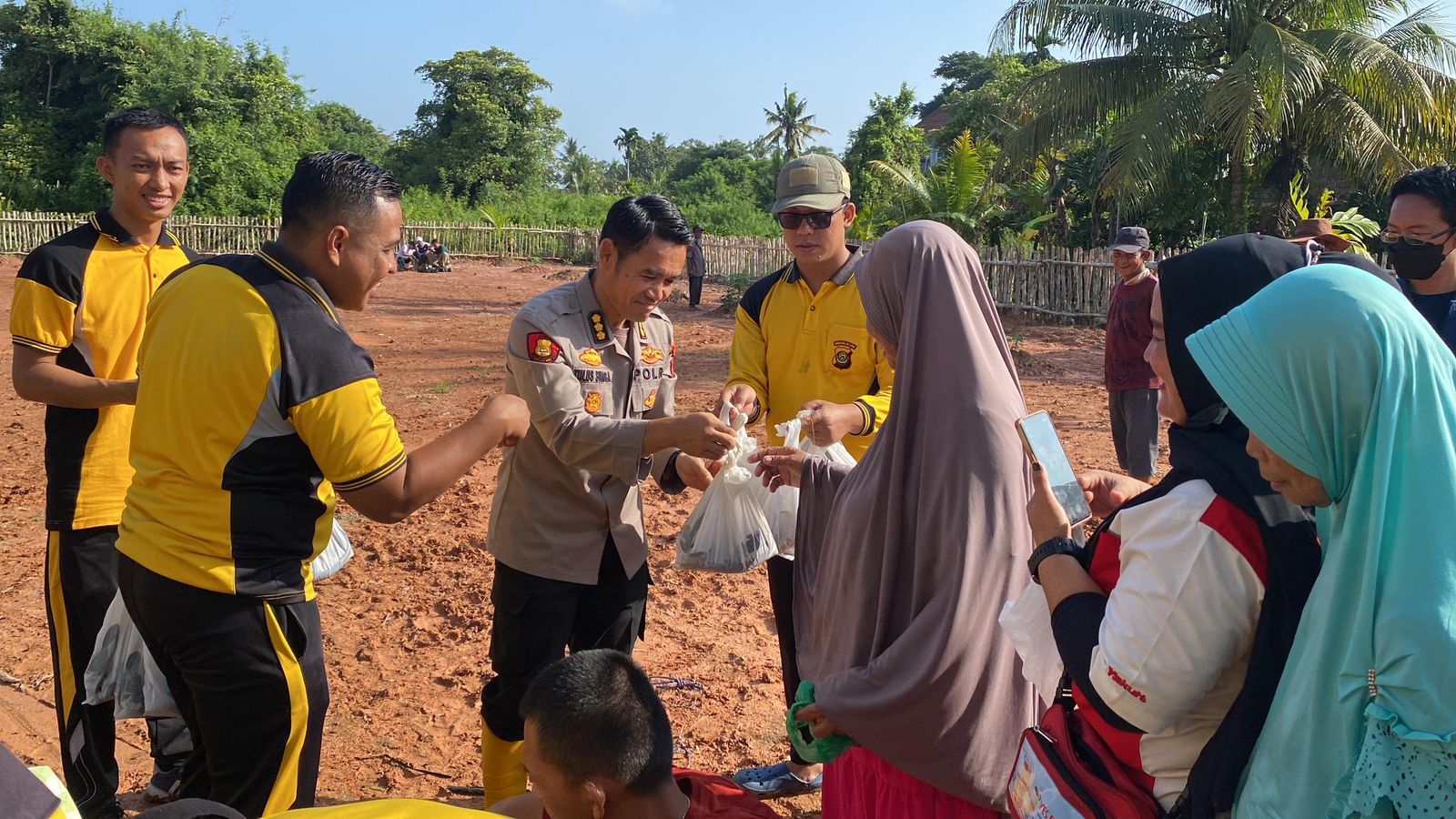Kebun Ketahanan Pangan Satker Bidkum Polda Sumsel di Panen, Seluruh Hasil Dibagikan ke Masyarakat Sekitar