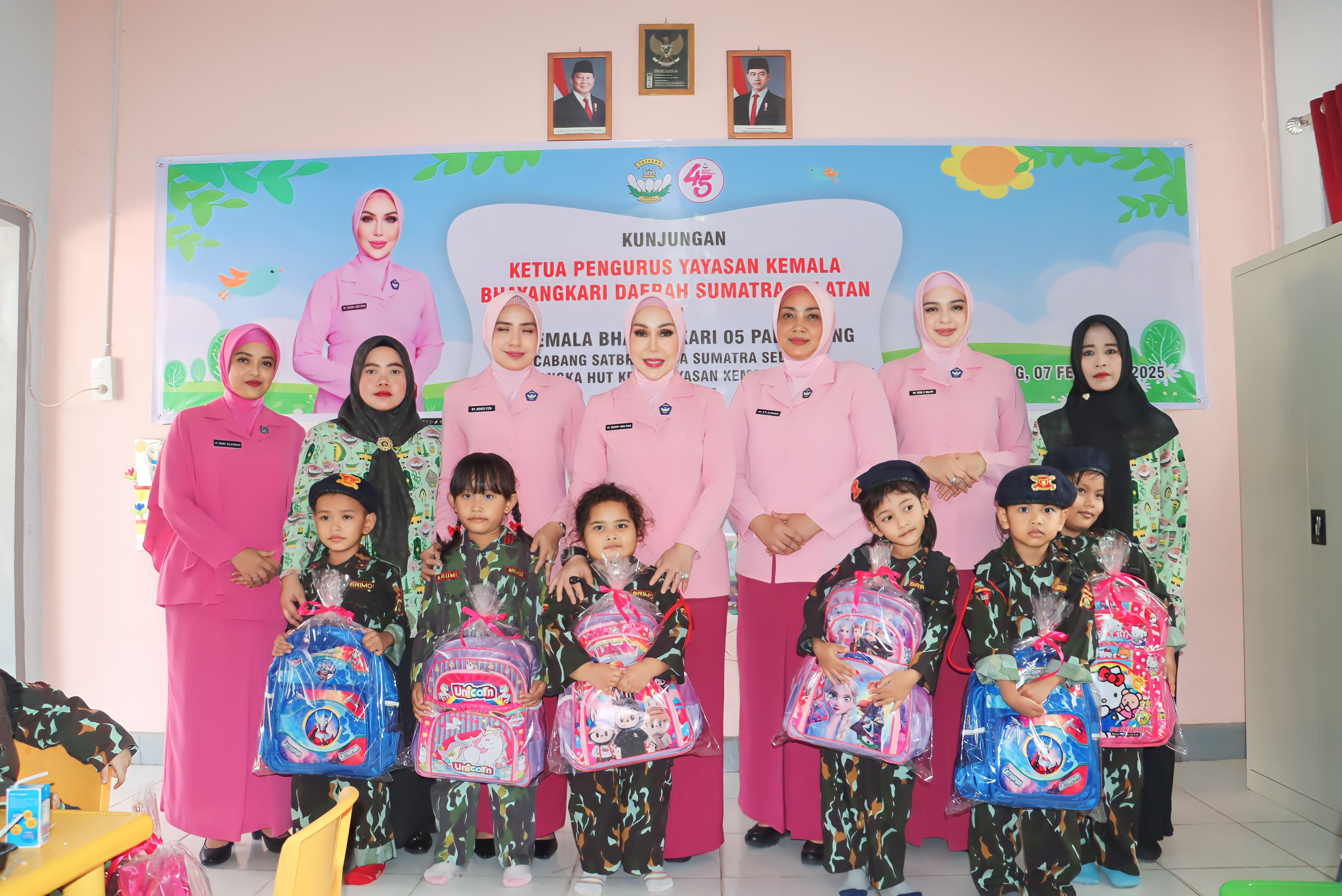 Ketua Bhayangkari Daerah Sumsel Nyonya Dewwy Andi Rian bersama sat brimob Polda sumsel menggelar bhakti sosial masyarakat.