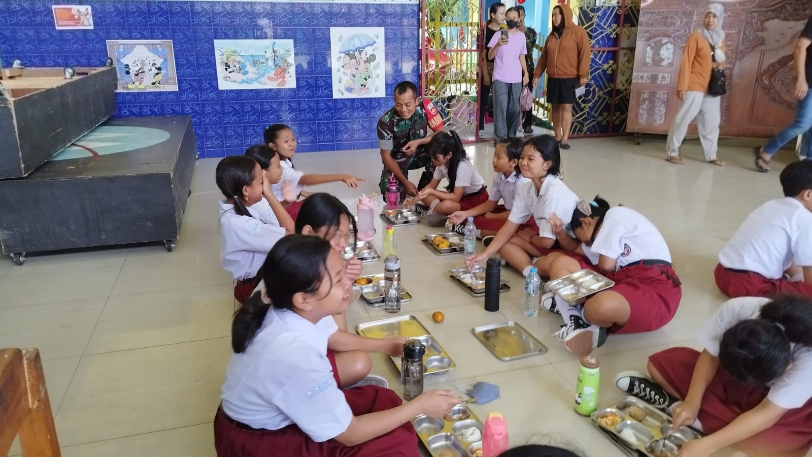 Babinsa Sudiroprajan Bangga Terlibat Dalam Distribusi Makanan Bergizi Gratis,Sembari Berikan Motivasi Kepada Anak – Anak