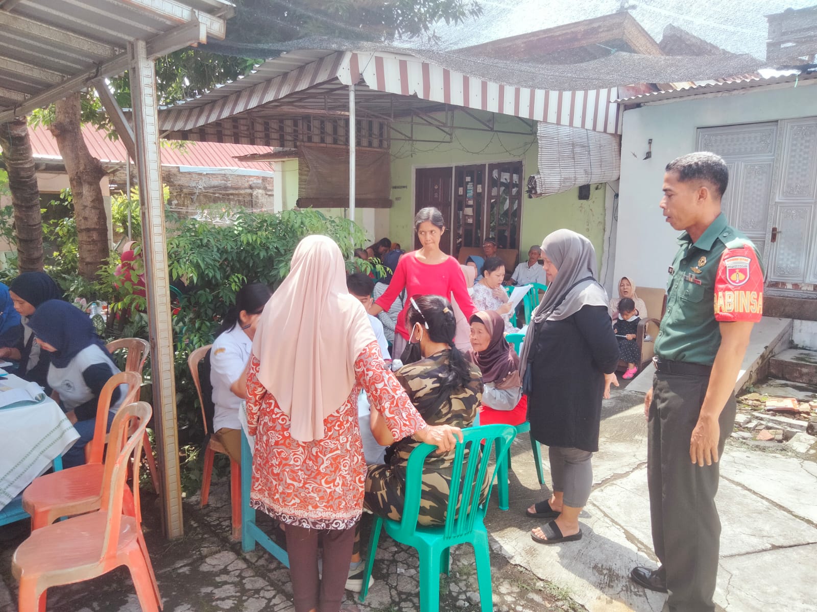 Dampingi Posyandu Lansia, Bukti Nyata Babinsa Sriwedari Peduli Kesehatan Warganya