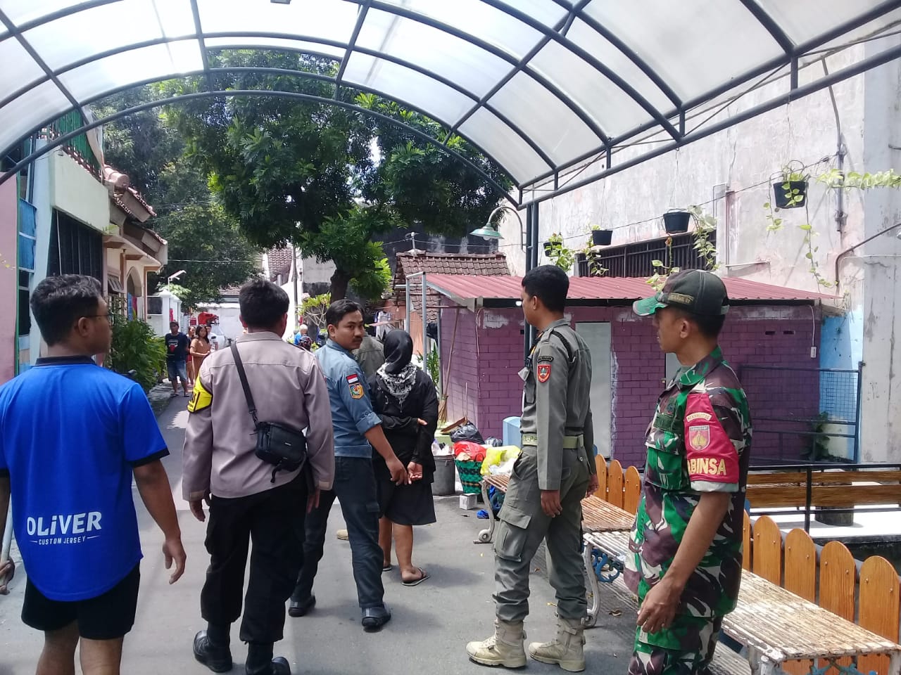 Pastikan Situasi Aman Dan Kondusif, Babinsa Keprabon Bersama Bhabinkamtibmas Intensifkan Patroli Wilayah