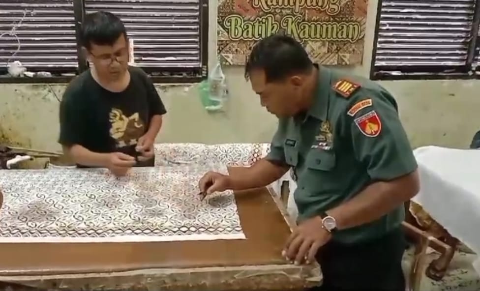 Dukung UMKM, Danramil 05/Pasar Kliwon Sambangi Pengrajin Batik, Blangkon Dan Wayang Kulit