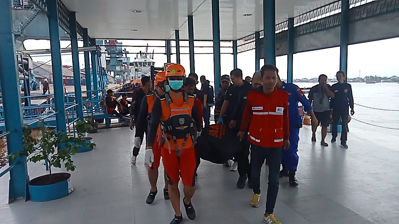 Hilang 3 hari di Sungai Musi, Akhirnya Binpotmar 1 Ilir Lanal Palembang Evakuasi Mayat Tenggelam