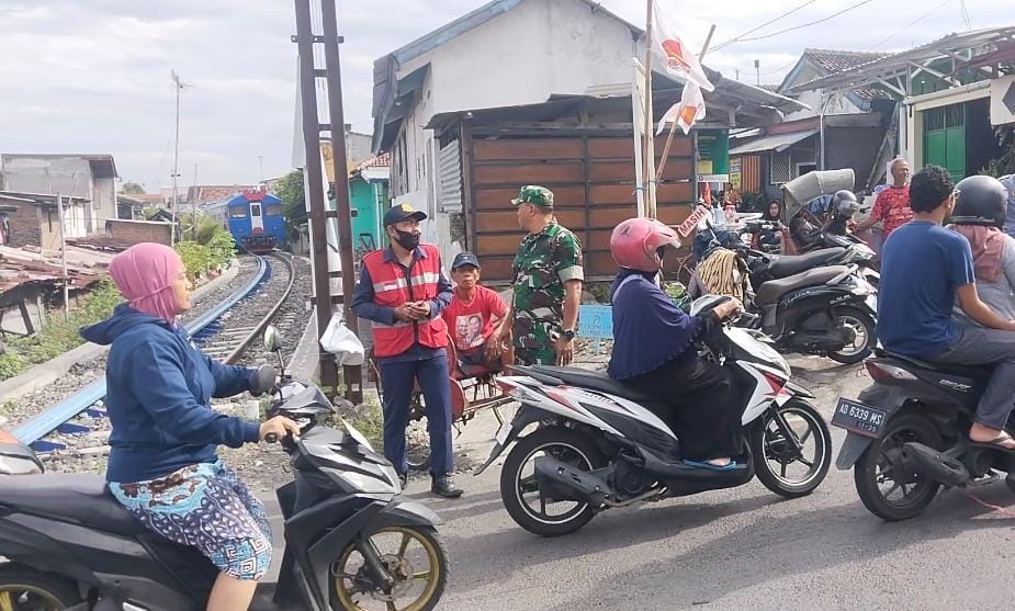 Peduli Keselamatan Warga, Danramil 05/Pasar Kliwon Cek Jalur Rel Kereta Api Tanpa Palang di Kelurahan Semanggi