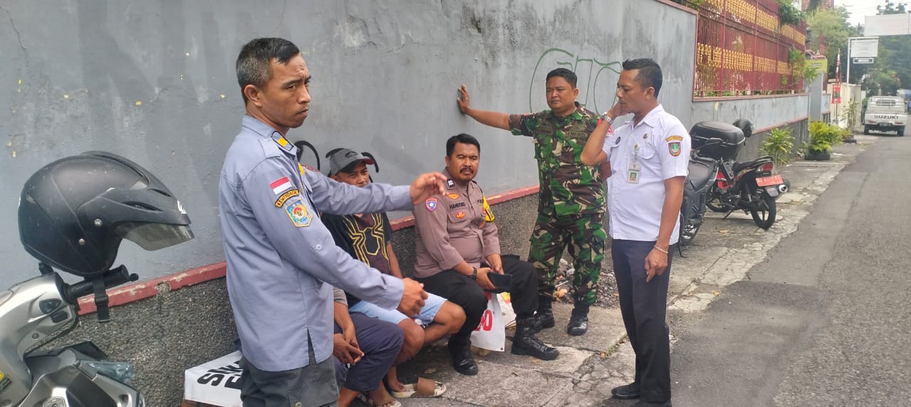 Jaga Keamanan Dan Hubungan Baik Dengan Warganya, Babinsa Kepatihan Kulon Laksanakan Patroli Dan Sambang Warga