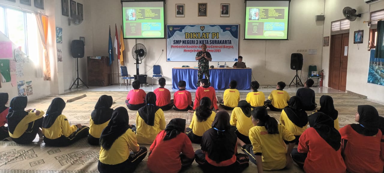 Danramil 01/Laweyan Berikan Materi Wawasan Kebangsaan Dalam Diklat Dasar Pasukan Inti SMPN 3 Surakarta