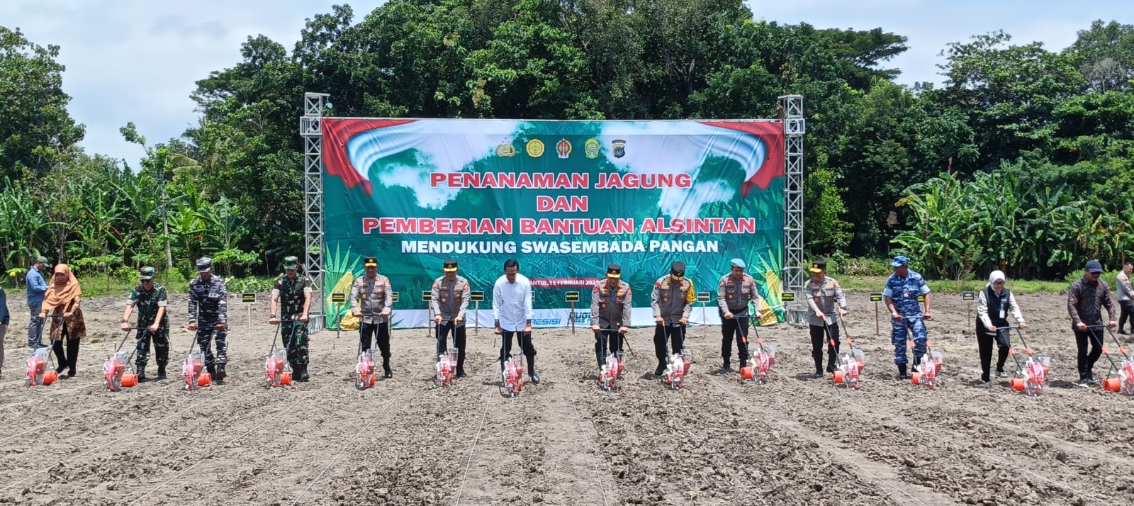 Kasrem 072/Pamungkas Hadiri Penanaman Jagung dan Penyerahan Bantuan Alsintan di Bantul