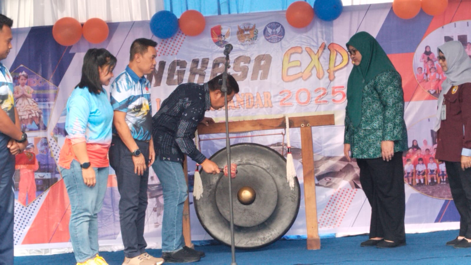 Pj bupati budi santosa bersama bunda hj.harli saparia menghadiri Angkasa expo lanud iskandar 2025
