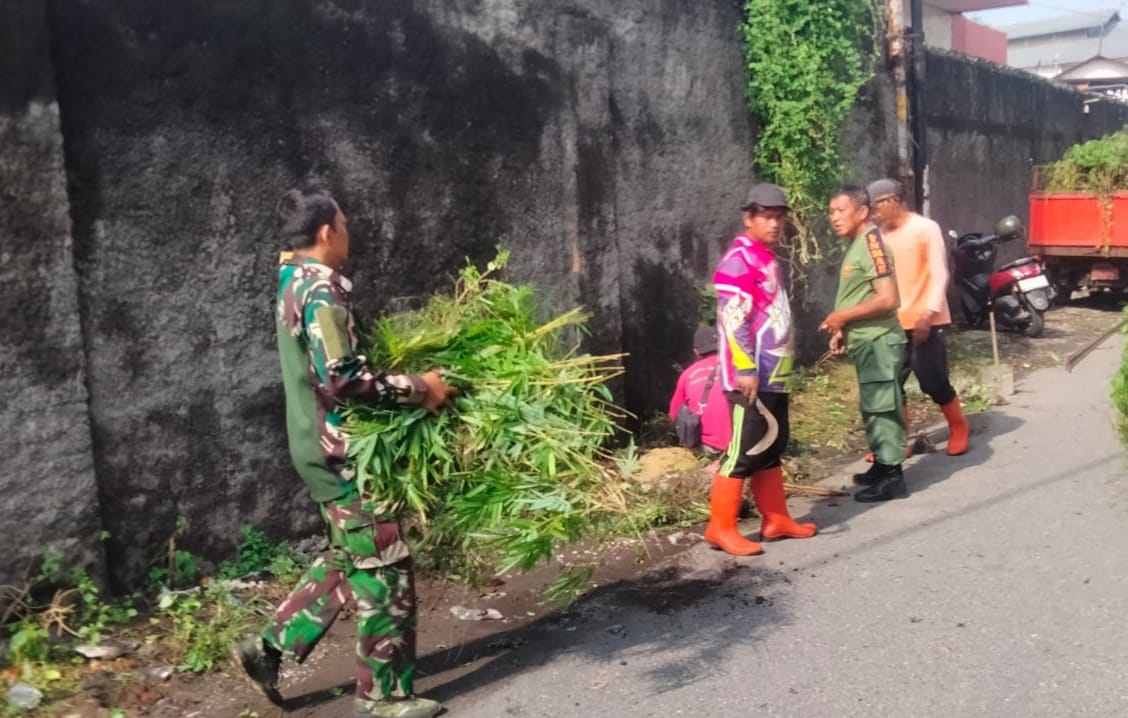 Ciptakan Lingkungan Bersih Dan Asri, Babinsa Purwodiningratan Kerja Bakti Bersama Warga