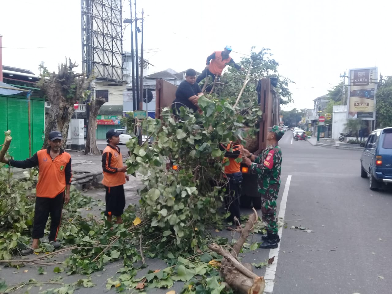 Sambut Bulan Suci Ramadhan, Babinsa Keprabon Bersama Tim Saberling Laksanakan Kerja Bakti Pembersihan Lingkungan