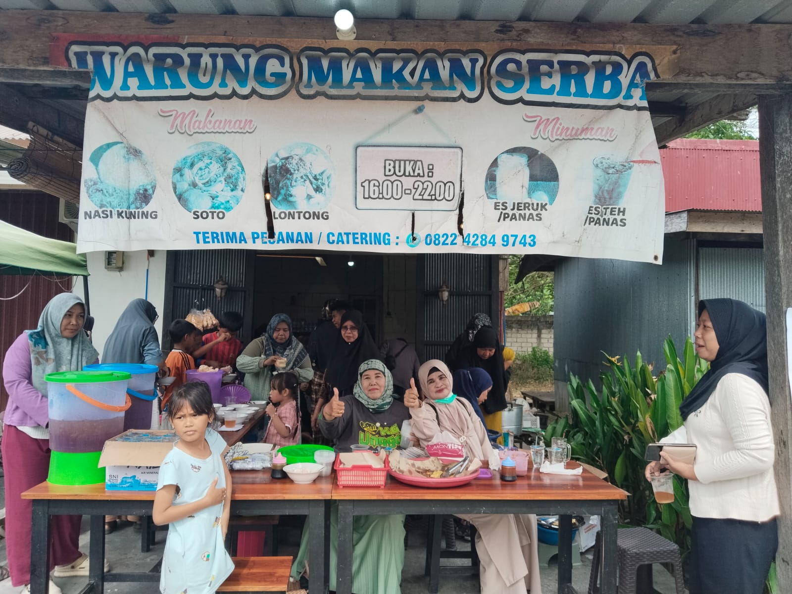 Hj khoirunisa menyiapkan makan gratis untuk haul kai unggal H Muhammad thalhah wali allah kumai.
