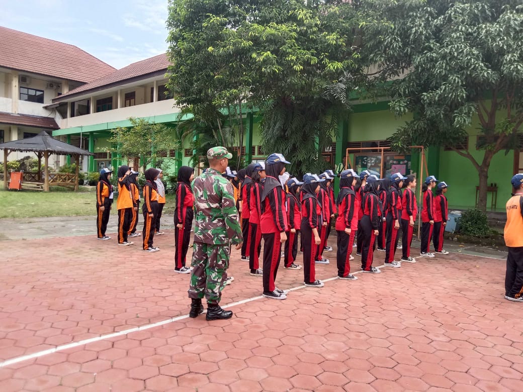 Bati Bhakti TNI Koramil 02/Banjarsari Berikan Materi PBB Dan Wasbang Kepada Siswa-siswi SMPN 7 Surakarta