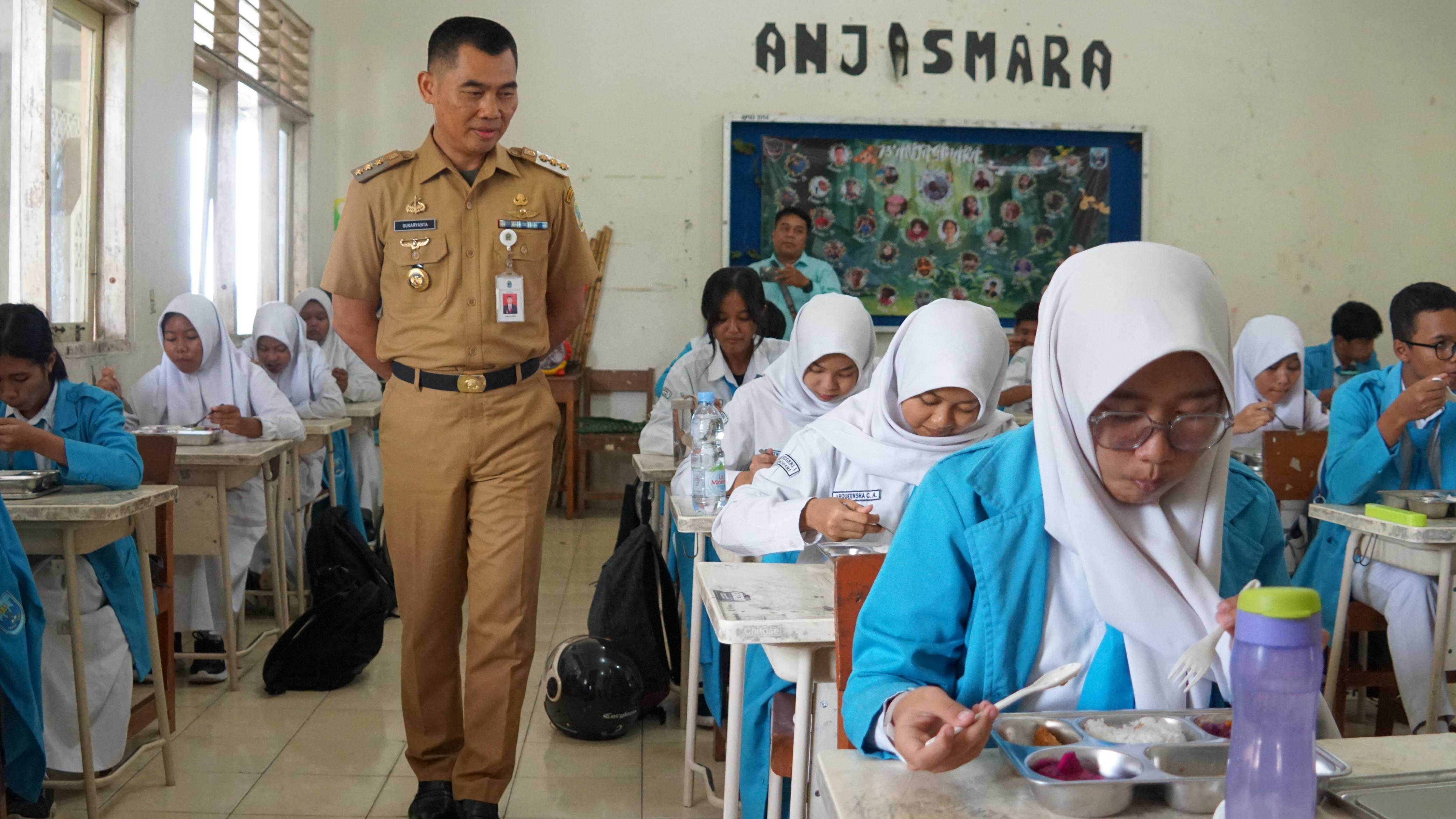 Bupati Gunungkidul Tinjau Program Makan Siang Gratis di SMPN 1 Wonosari