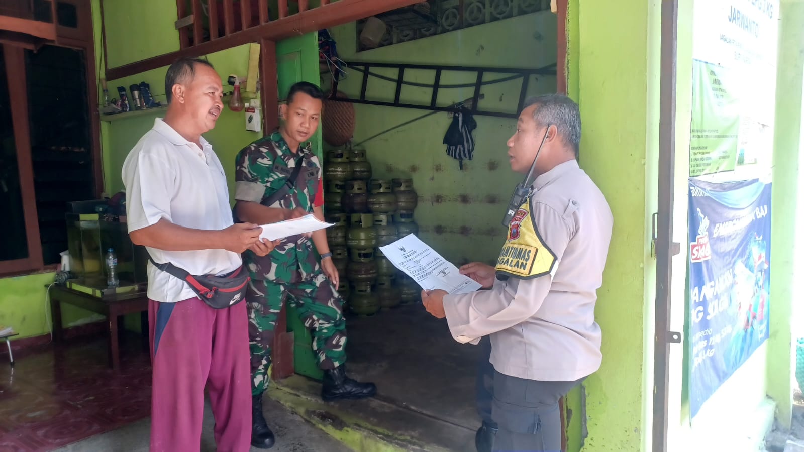 Babinsa Jagalan Lakukan Pengecekan Dan Pengawasan Pendistribusian Gas LPG 3 Kg di Wilayah Binaan