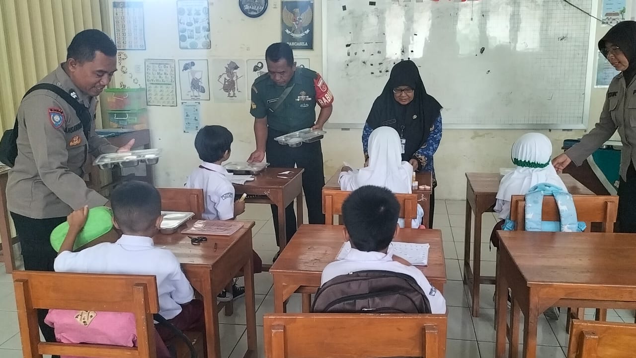 Tanpa Lelah, Babinsa Purwosari Terus Mengawal Program Makan Bergizi Gratis Dari Pemerintah