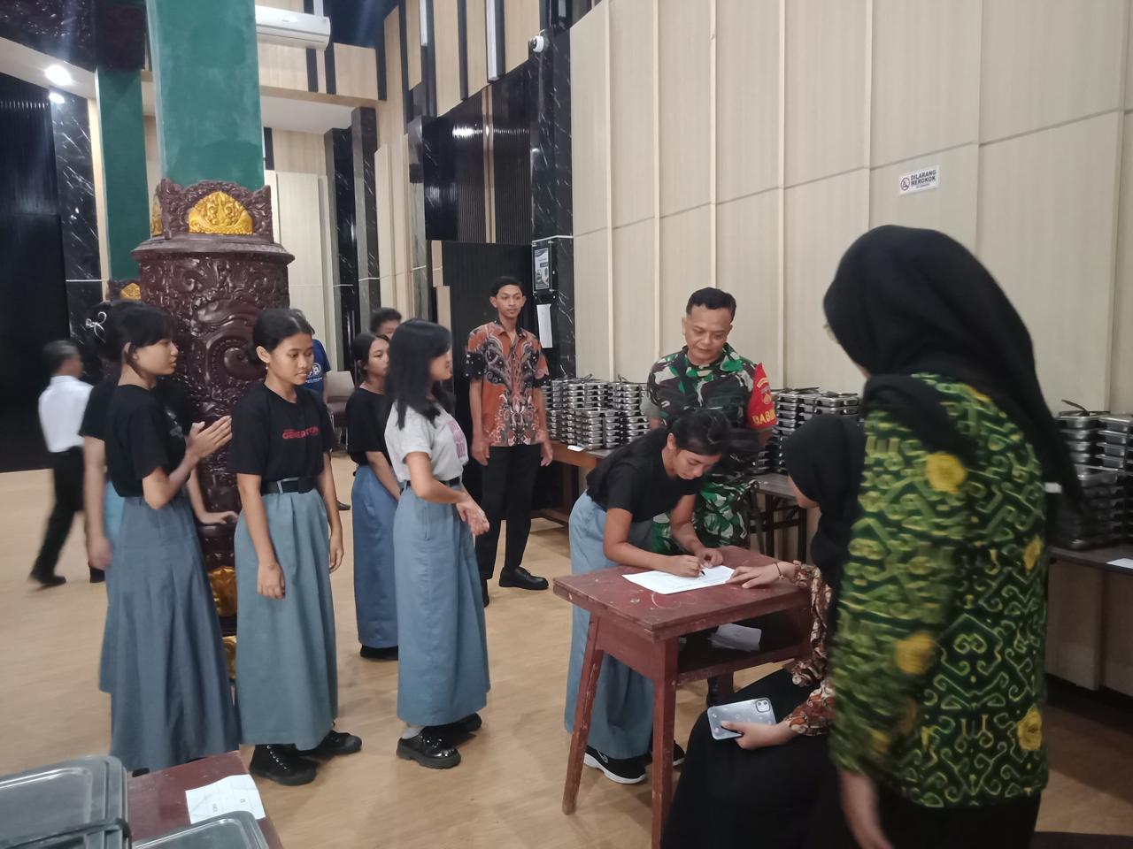 TNI Siap Mendukung Penuh Program Pemerintah” Babinsa Kepatihan Wetan Bantu Distribusi Makanan Bergizi Gratis