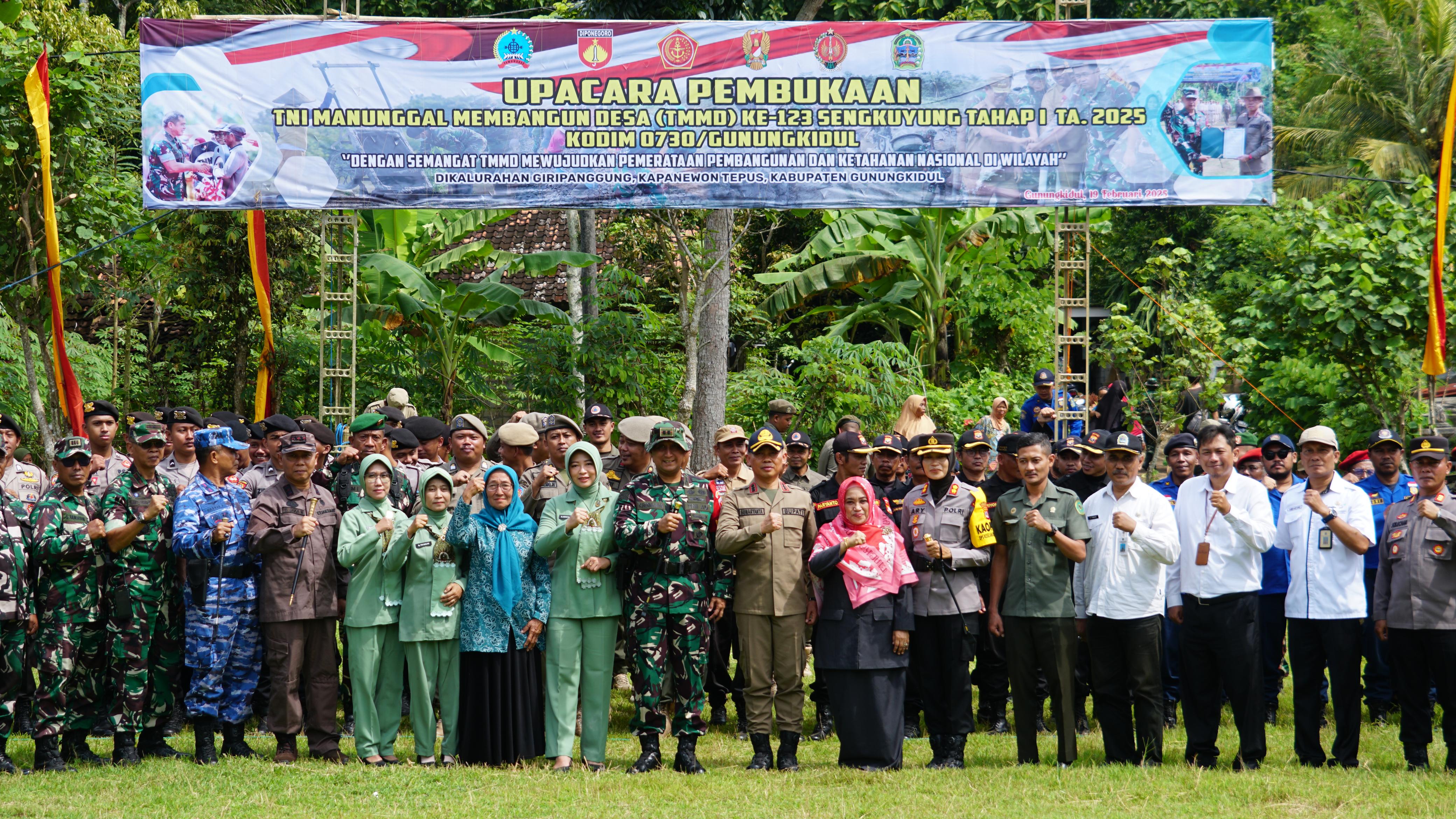 Bupati Gunungkidul Membuka TMMD Sengkuyung Ke 123 Tahap I Tahun Anggaran 2025.