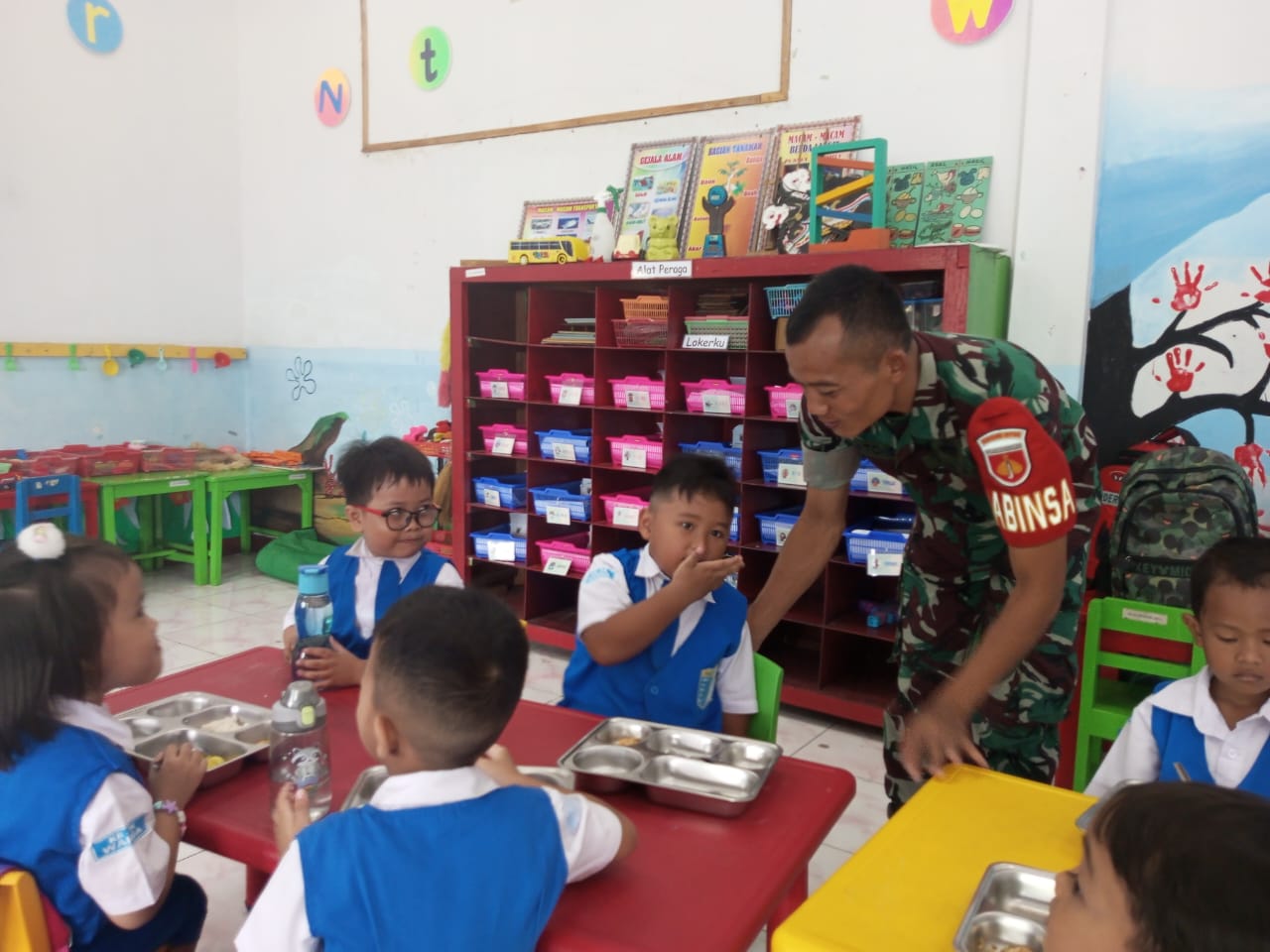 Pendistribusian Makanan Bergizi di TK Dan SD Warga, Babinsa Sudiroprajan Aktif Lakukan Pendampingan