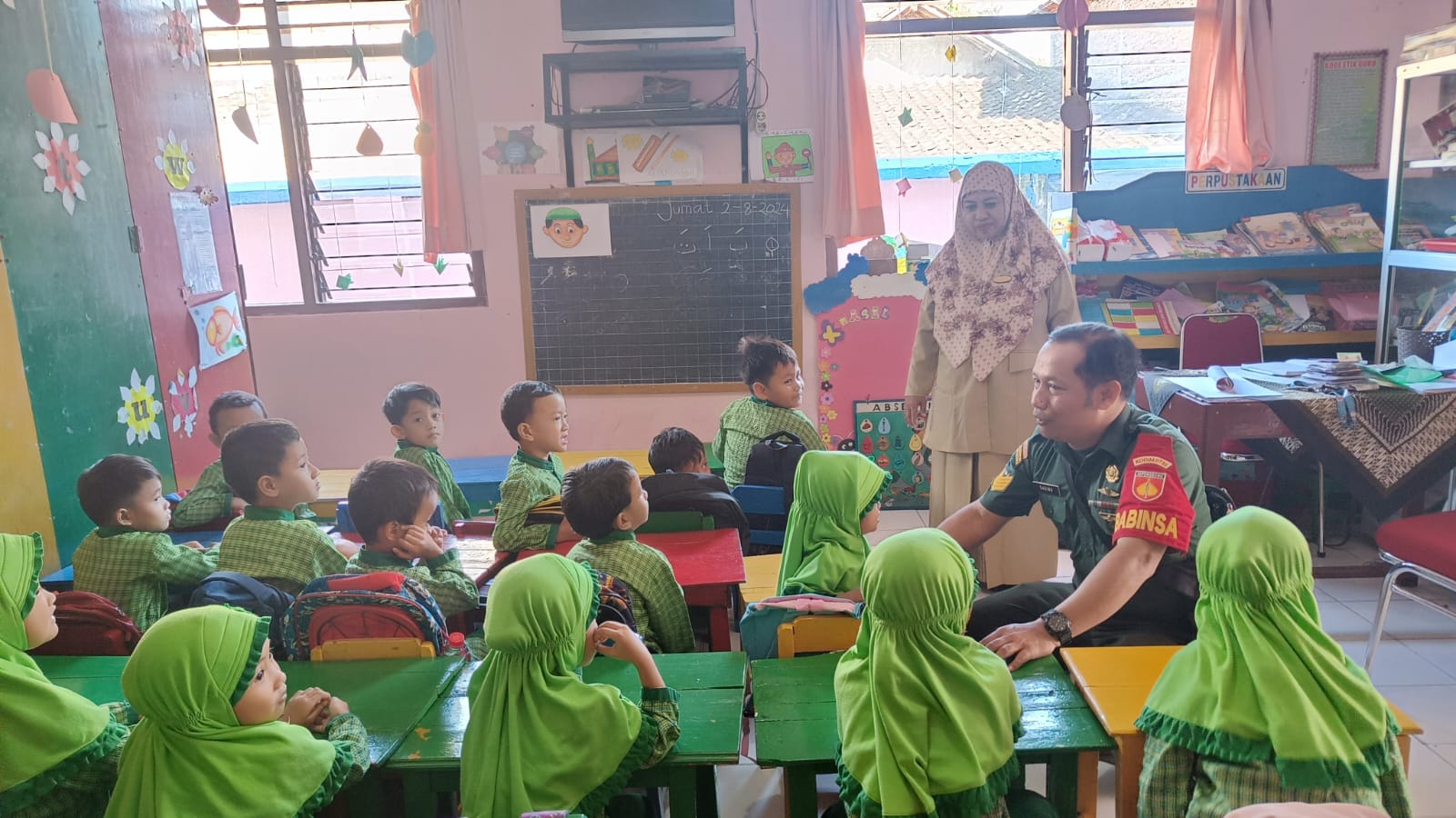 Sambangi Sekolah TK Puri Mandiri, Babinsa Manahan Bangkitkan Semangat Dan Motivasi Belajar