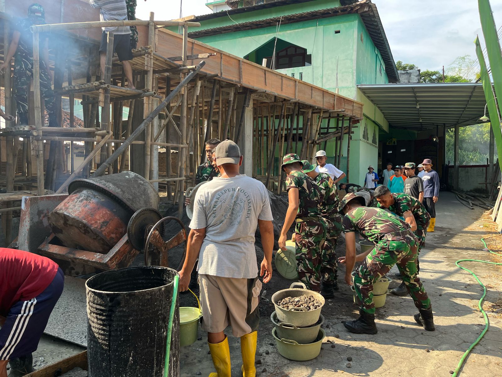 Semangat Gotong Royong Membantu Pembangunan Masjid, Yonif 403/WP Kompak Bersama Masyarakat.