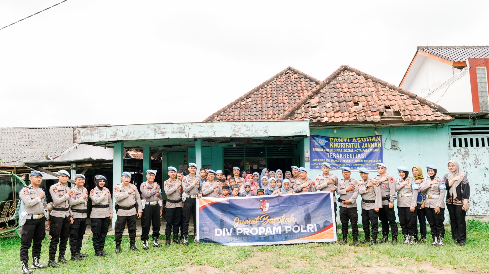 Bidpropam Polda Sumsel Memberikan bantuan sembako kepada anak Panti asuhan Khurifatul Jannah
