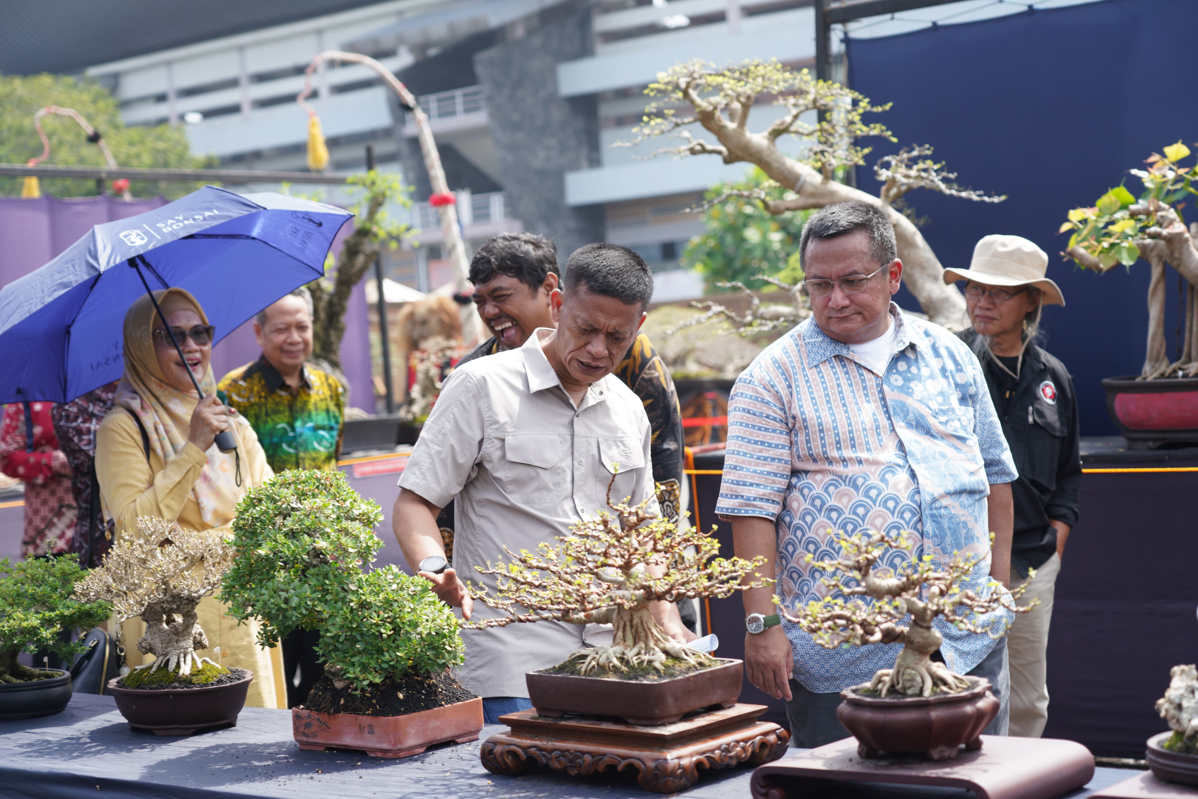 Kasrem 072/Pamungkas Hadiri Pembukaan Pasar Gede Pameran Bonsai dan Tosan Aji
