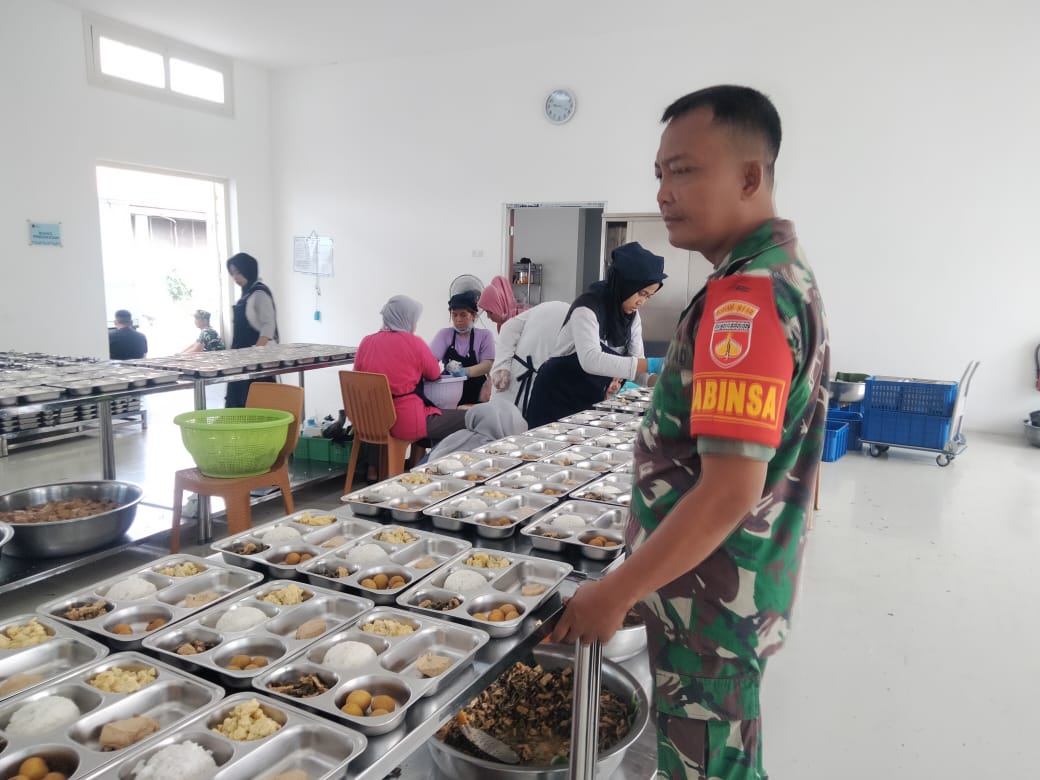 Babinsa Purwodiningratan Pastikan Pendistribusian Makanan Bergizi Gratis Tepat Sasaran