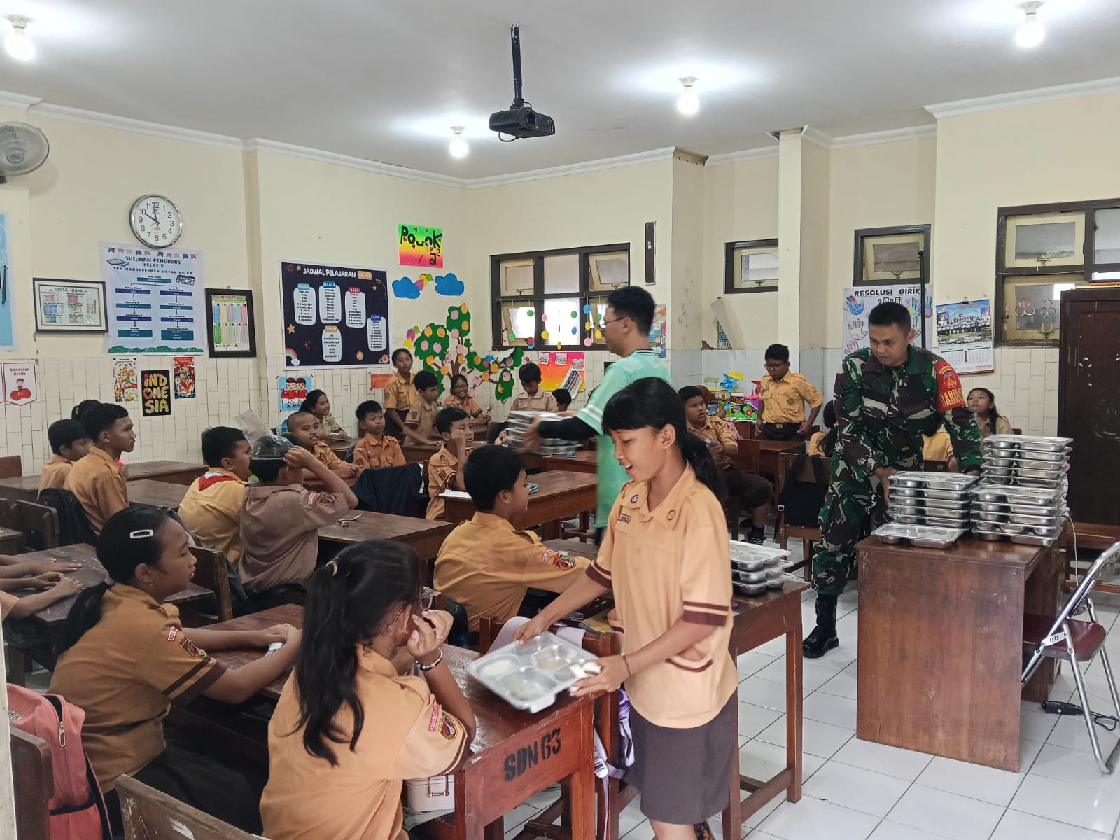 Sinergi TNI, Babinsa Kodim Solo Rutin Bantu Distribusikan Makan Sehat Bergizi Ke Sekolah