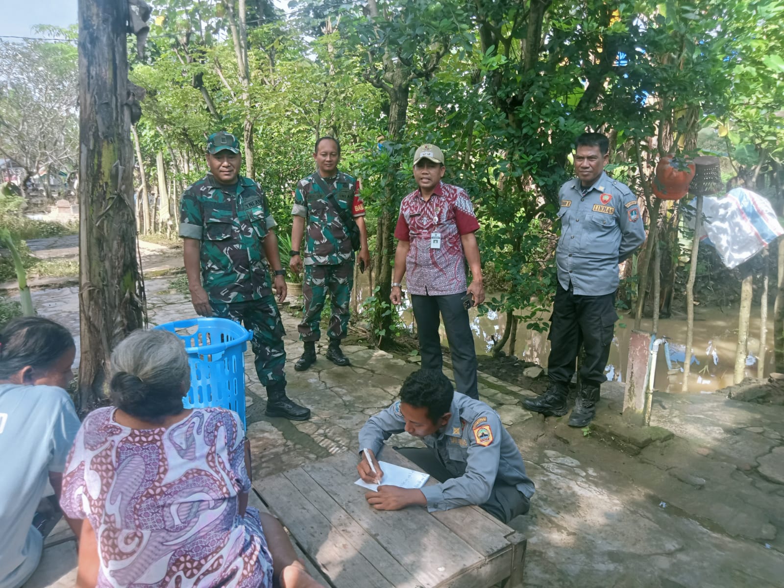 Danramil 05/Pasar Kliwon Dan Babinsa Sangkrah Terjun Langsung ke Lokasi Bantu Evakuasi Warga Akibat Banjir