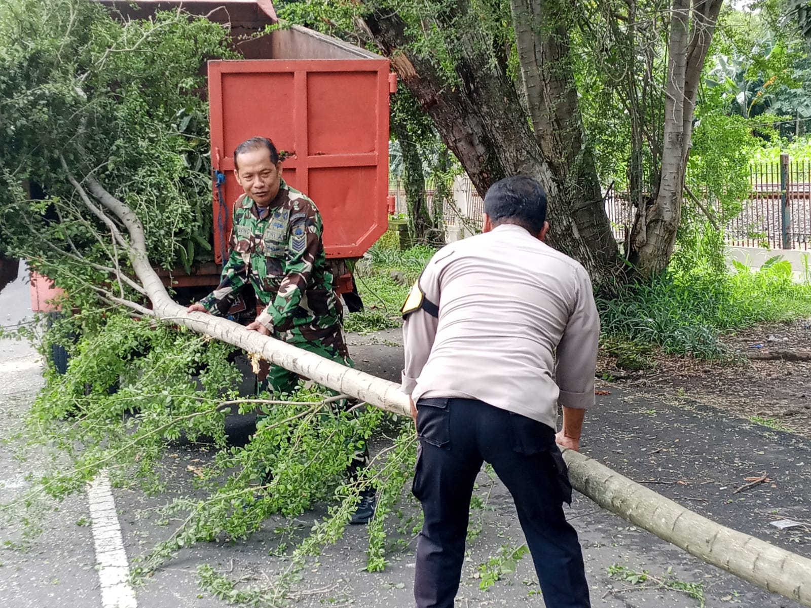 Melalui Kerja Bakti, Babinsa Manahan Bersinergi Dengan Bhabinkamtipmas, Elemen Pemerintah Serta Warga Masyarakat Ciptakan Lingkungan Yang bersih, Aman Dan Nyaman
