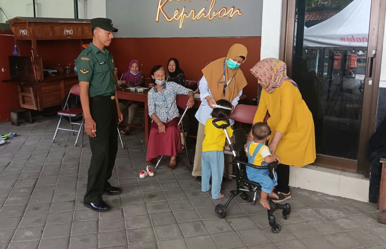 Wujudkan Balita Sehat, Babinsa Keprabon Dampingi Petugas Kesehatan Berikan Layanan Posyandu