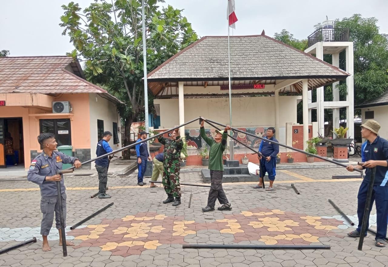 Antisipasi Evakuasi Korban Banjir, Babinsa Joyotakan Bersama Linmas Gelar Latihan Pemasangan Tenda Darurat