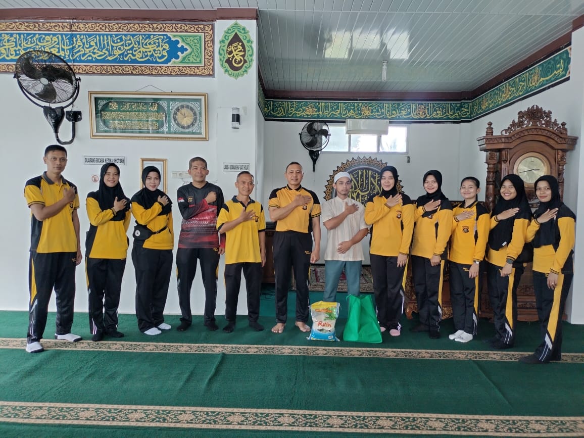 Sambut Bulan Suci Ramadhan Personel Polda Sumsel Bersih – bersih Tempat Ibadah dan Bakti sosial