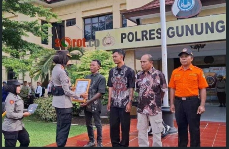 Polres Gunungkidul memberikan penghargaan karya asih kepada tiga nelayan