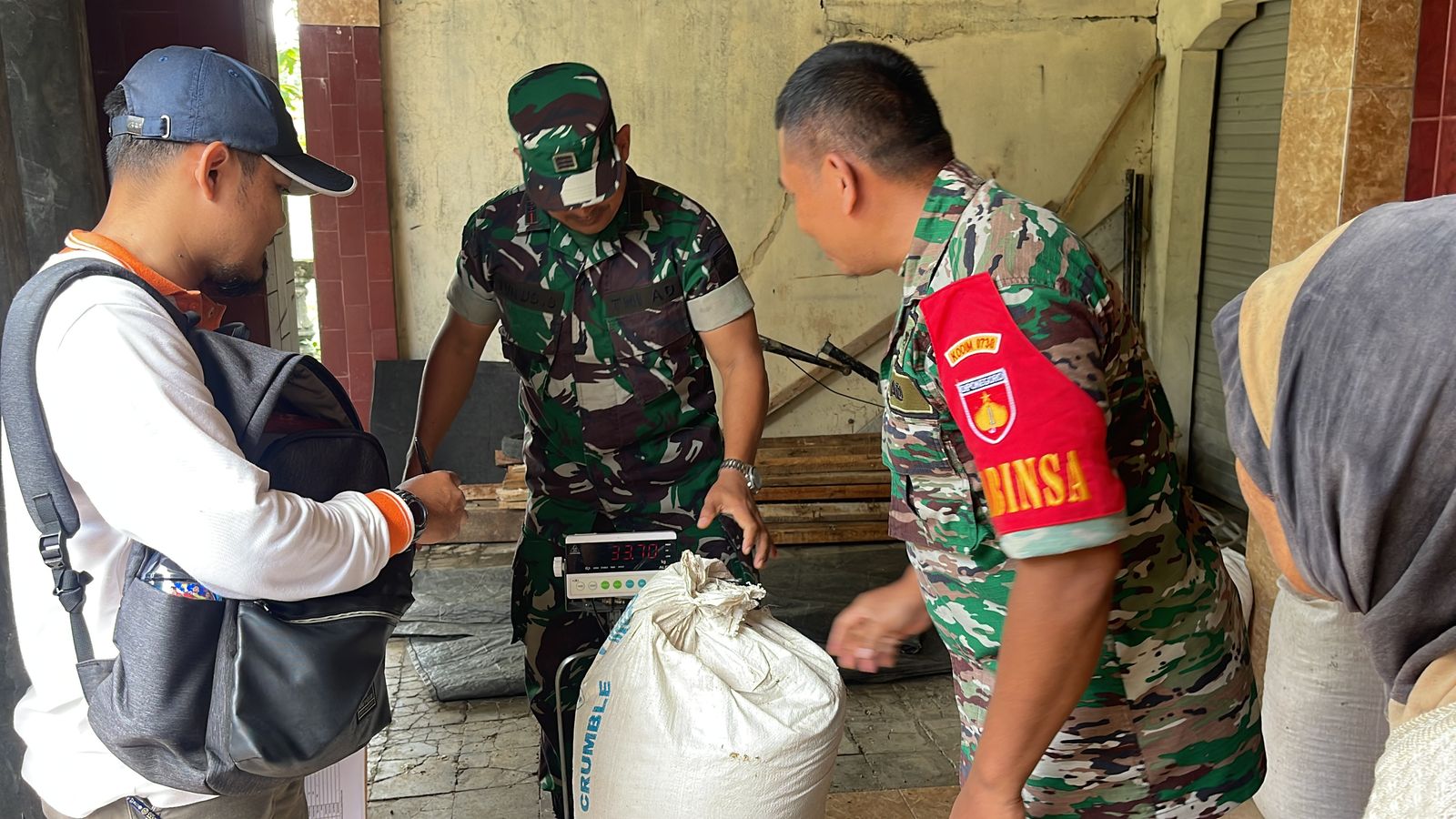 Babinsa Koramil 06/Semin Dampingi Bulog Gunungkidul Serap Gabah Petani