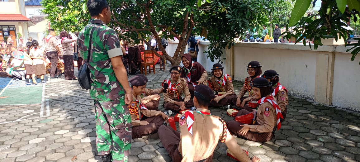 Babinsa Gilingan Tanamkan Disiplin Kepada Siswa – Siswi SMAN 2 Surakarta Dengan Pembinaan Pramuka