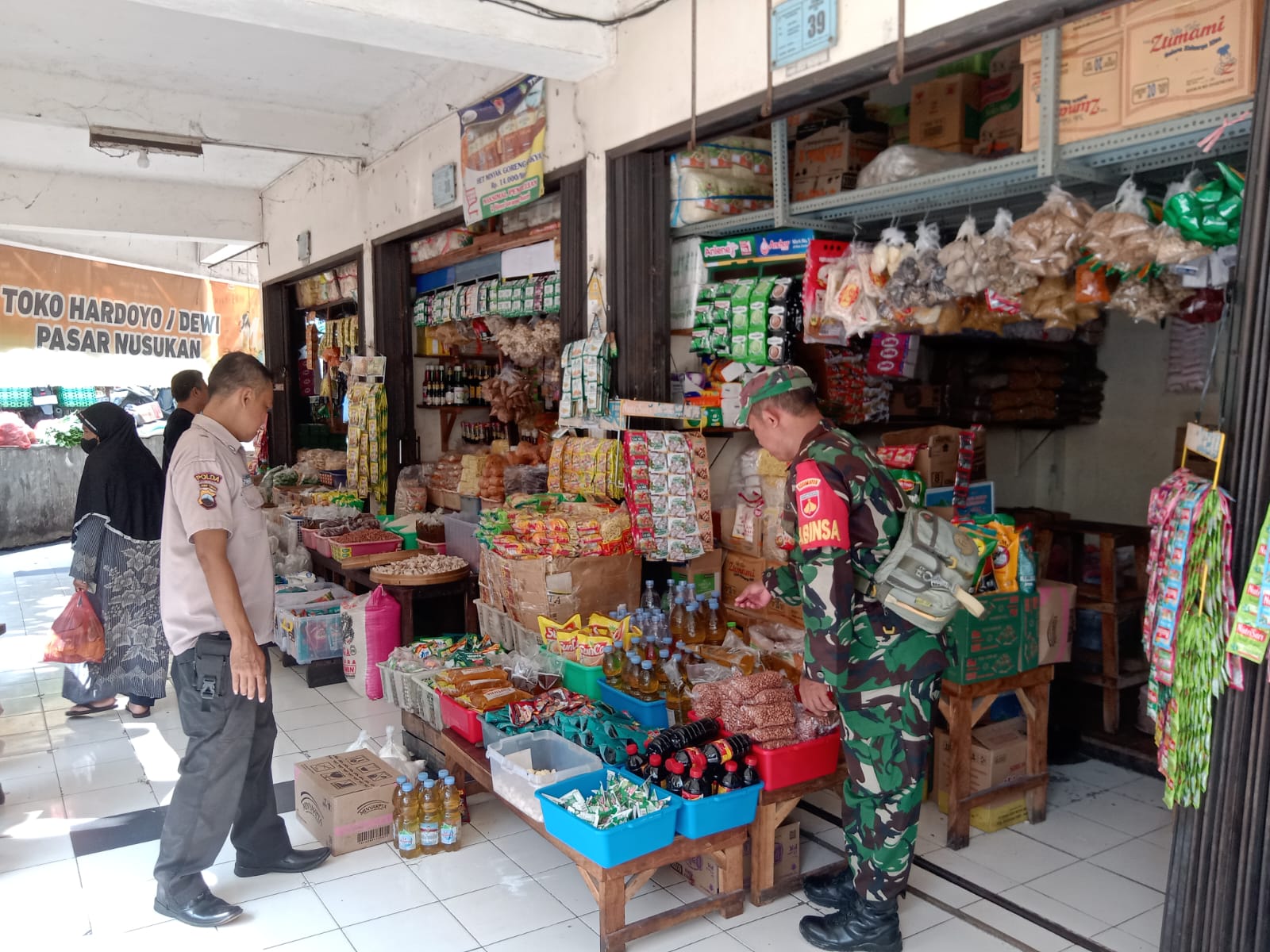 Sambangi Pasar Tradisional Nusukan, Babinsa Cek Harga Sembako, Yakinkan Kestabilan Harga di Bulan Suci Ramadhan