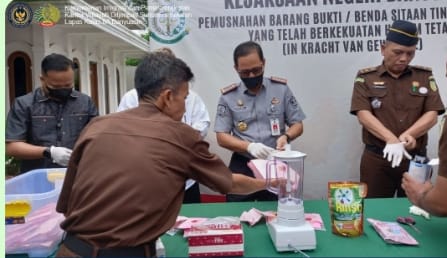 Kalapas Banyuasin Tetra Destorie Hadiri Pemusnahan Barang Bukti di Kejaksaan Negeri Banyuasin