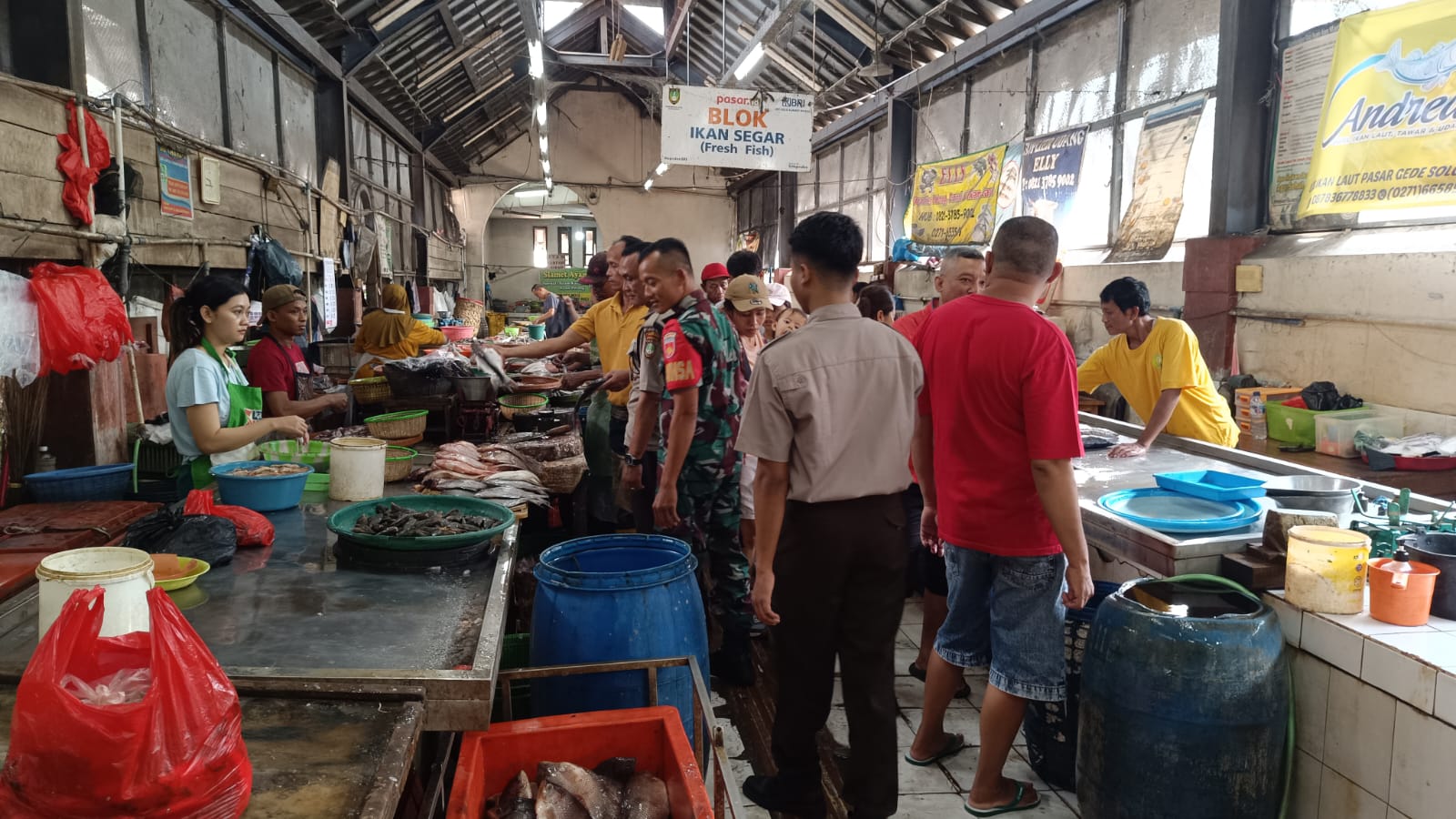 Sembari Berpatroli, Babinsa Sudiroprajan Berikan Motivasi Dan Semangat Kerja Pedagang di Pasar Gede Solo
