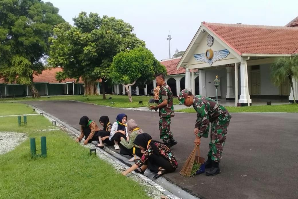 Rawat Cagar Budaya, Babinsa Keprabon Bersama Abdi Dalem Bersihkan Lingkungan Puro Mangkunegaran