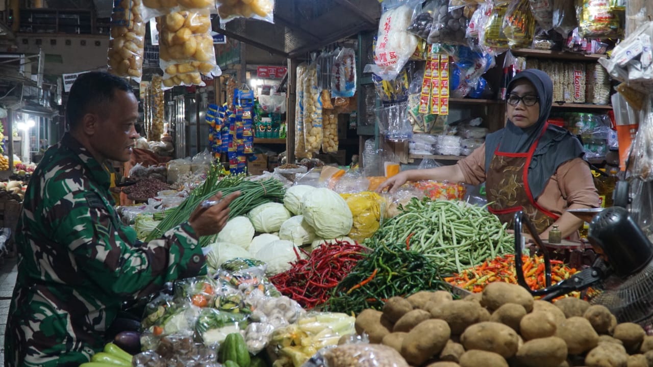 Babinsa Koramil 01/Wonosari Melaksanakan Monitoring Harga Sembako Di Pasar Argosari.