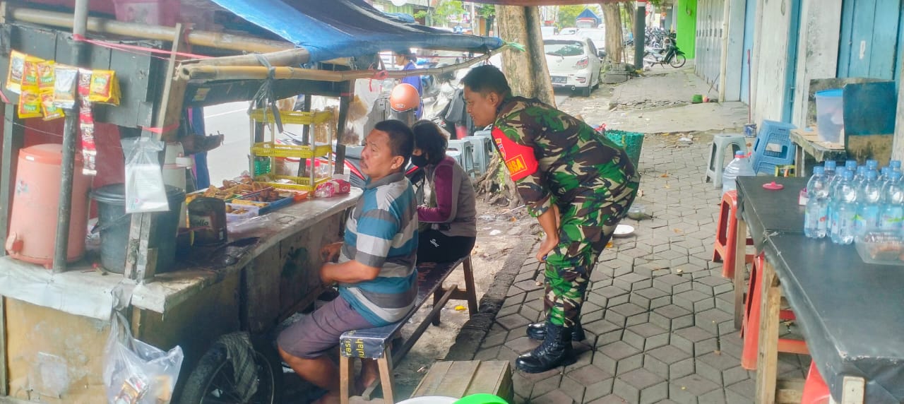 Babinsa Jebres  Menjalin Keakraban Dan Kekompakan Dengan Masyarakat