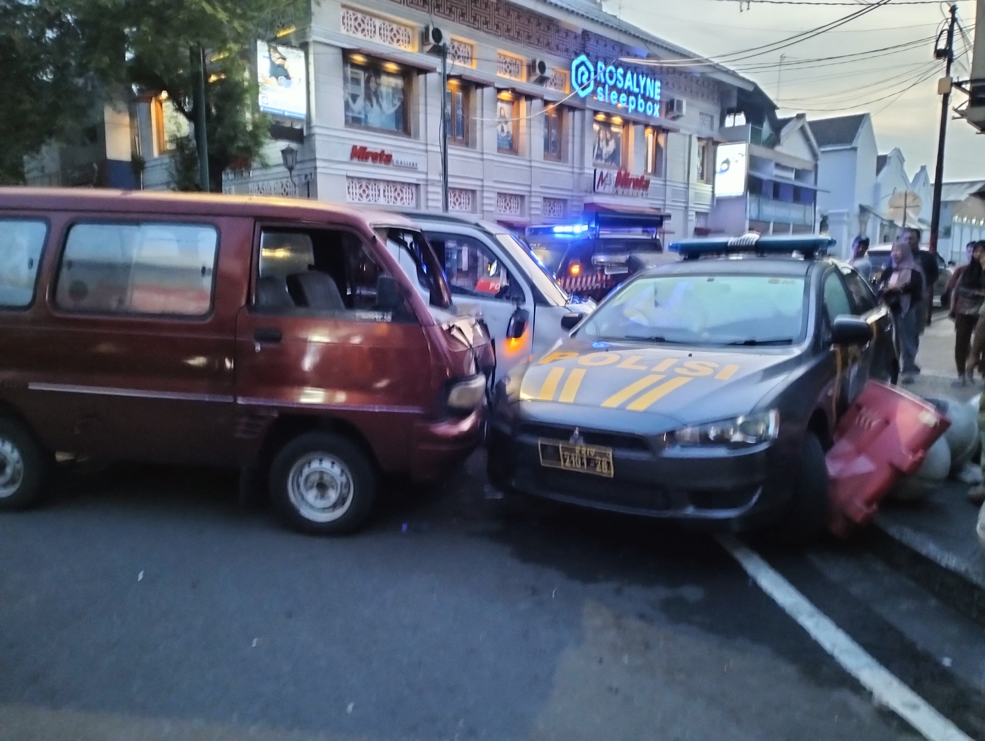 Kecelakaan lalu lintas melibatkan tiga unit mobil