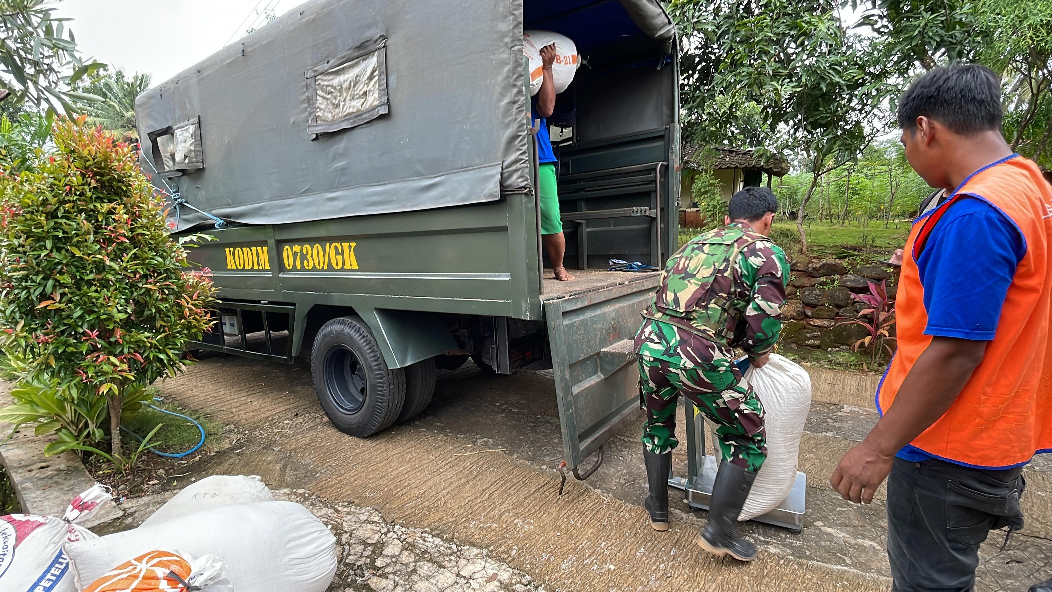Babinsa Nglipar Dampingi Bulog Gunungkidul Serap Gabah Petani.