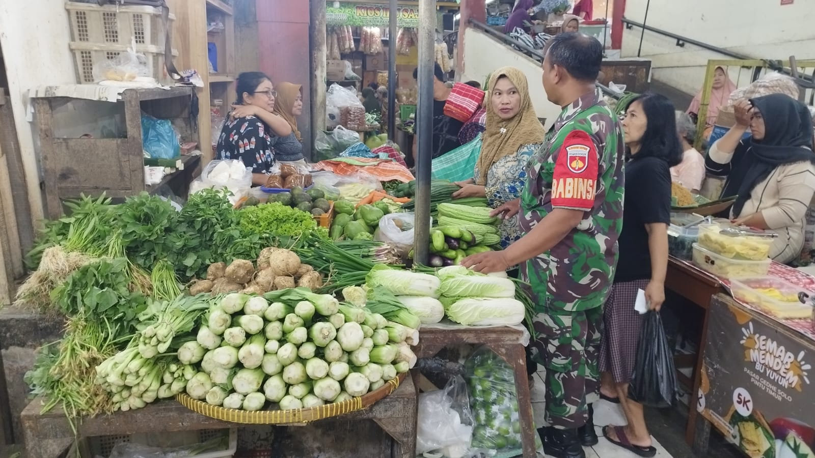 Babinsa Sudiroprajan Cek Harga Sembako Dan Pastikan Ketersediaan Bahan Pokok Saat Ramadhan